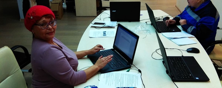 Сотрудники предпенсионного возраста ООО "Пластик" проходят обучение работе на персональном компьютере